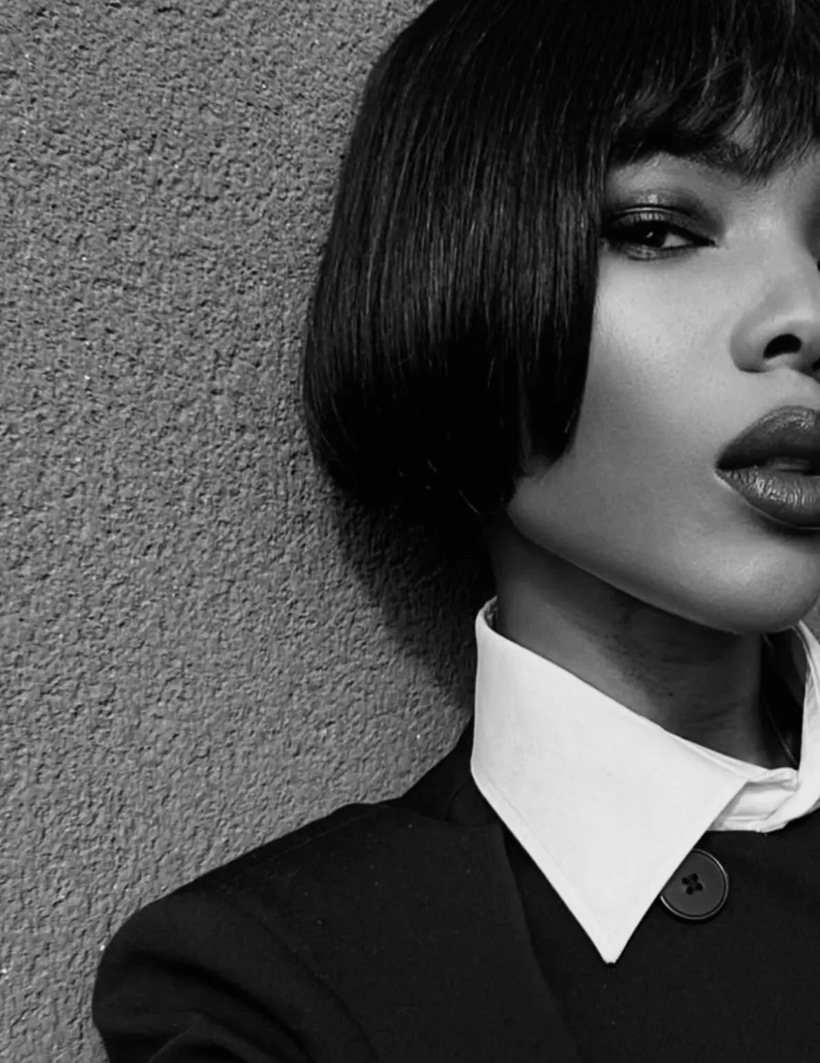 Portrait beauté noir et blanc de Nafybellaa avec coupe graphique