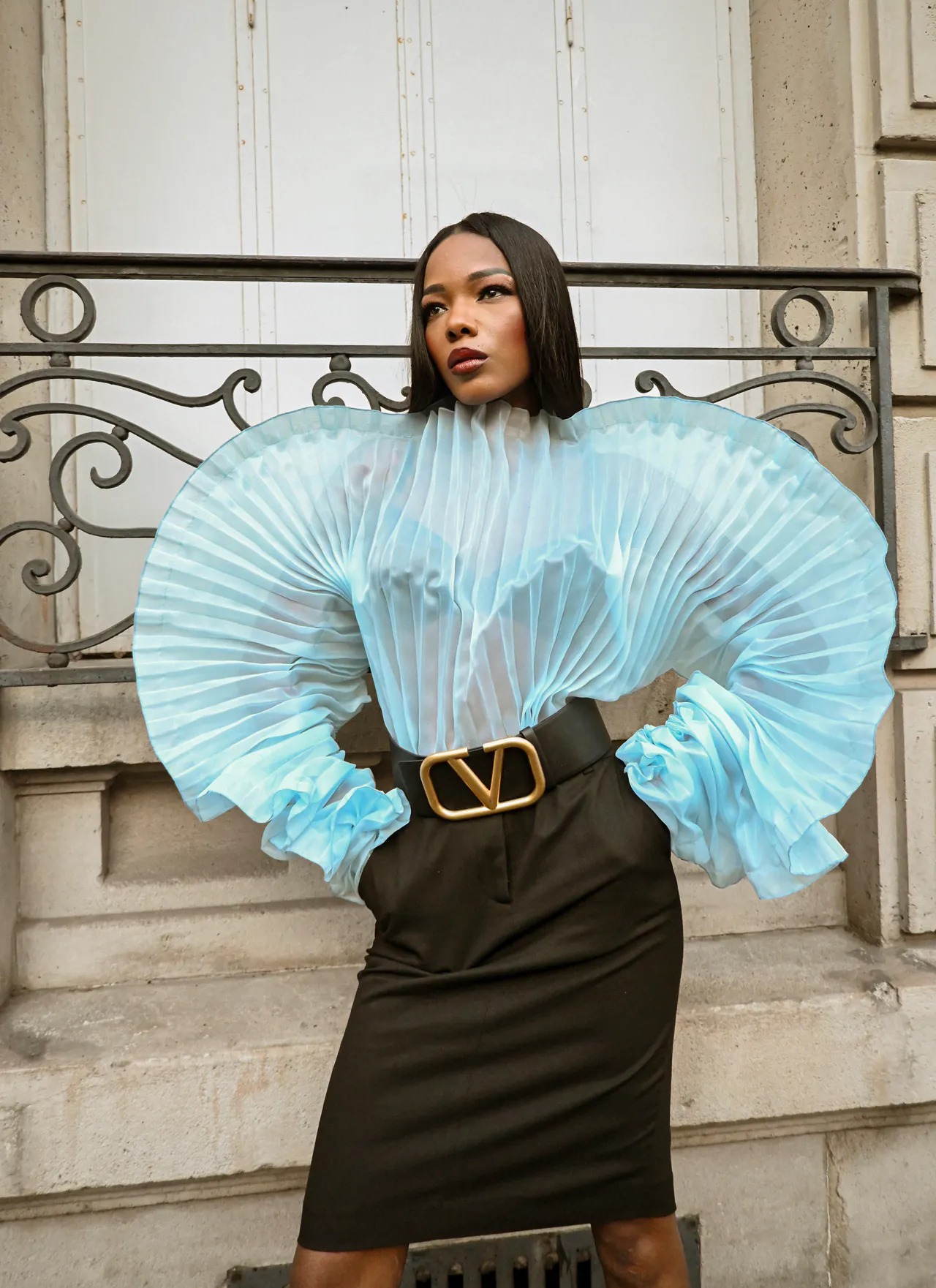 Nafybellaa en tenue couture bleue pour un éditorial mode à Paris